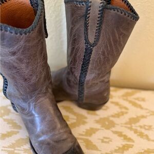 Lucchese brown leather cowboy boots in great condition size 10 D